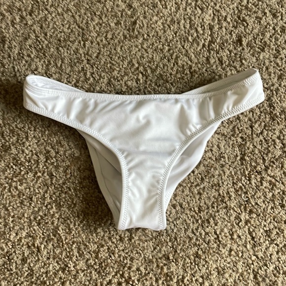 PINK Victoria's Secret Other - NWOT Victoria’s Secret scrunch bikini bottoms. White size small.